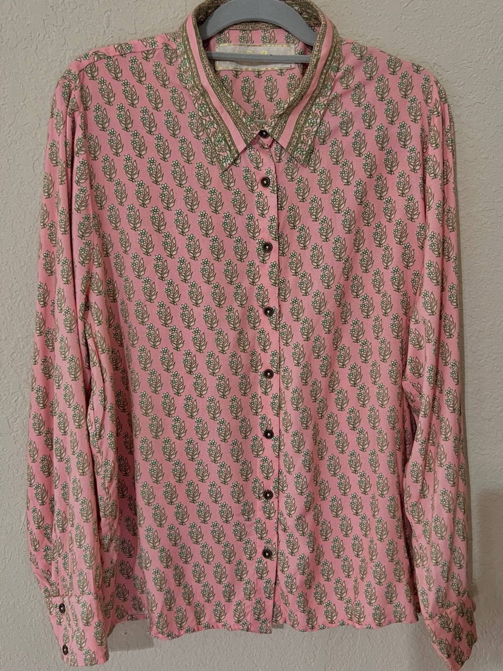 Jen’s Pirate Booty bottom -Up Shirt pink & Green Accent Collar